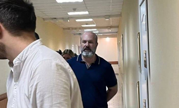 Сегодня на очередном заседании по уголовному делу в отношении бывшего заместителя губернатора — министра транспорта Ростовской области Виталия Кушнарёва добросили двух свидетелей обвинения. Первой на вопросы сторон ответила дознаватель в Кировском отделе полиции Олеся Чуйко, которая изымала оружие из квартиры Кушнарёва. Вторым свидетелем стала главный бухгалтер АО «Дорспецстрой» Наталья Тарасенко, которая по просьбе директора «Т-Транс» Селезнёва иногда неофициально проводила для компании аудит, «делала разные таблички». У неё был доступ к информации о контрактах между министерством транспорта Ростовской области и «Т-Трансом». Она рассказала суду о механизме оплаты госконтрактов министерством транспорта на счёт «Т-Транса» и подрядных организаций. Итогом заседания стало то, что прокурор завершил оглашение протокола показания всех свидетелей. Теперь адвокаты Кушнарёва переходят к представлению своих доказательств. На предстоящий заседаниях начнётся допрос свидетелей защиты.