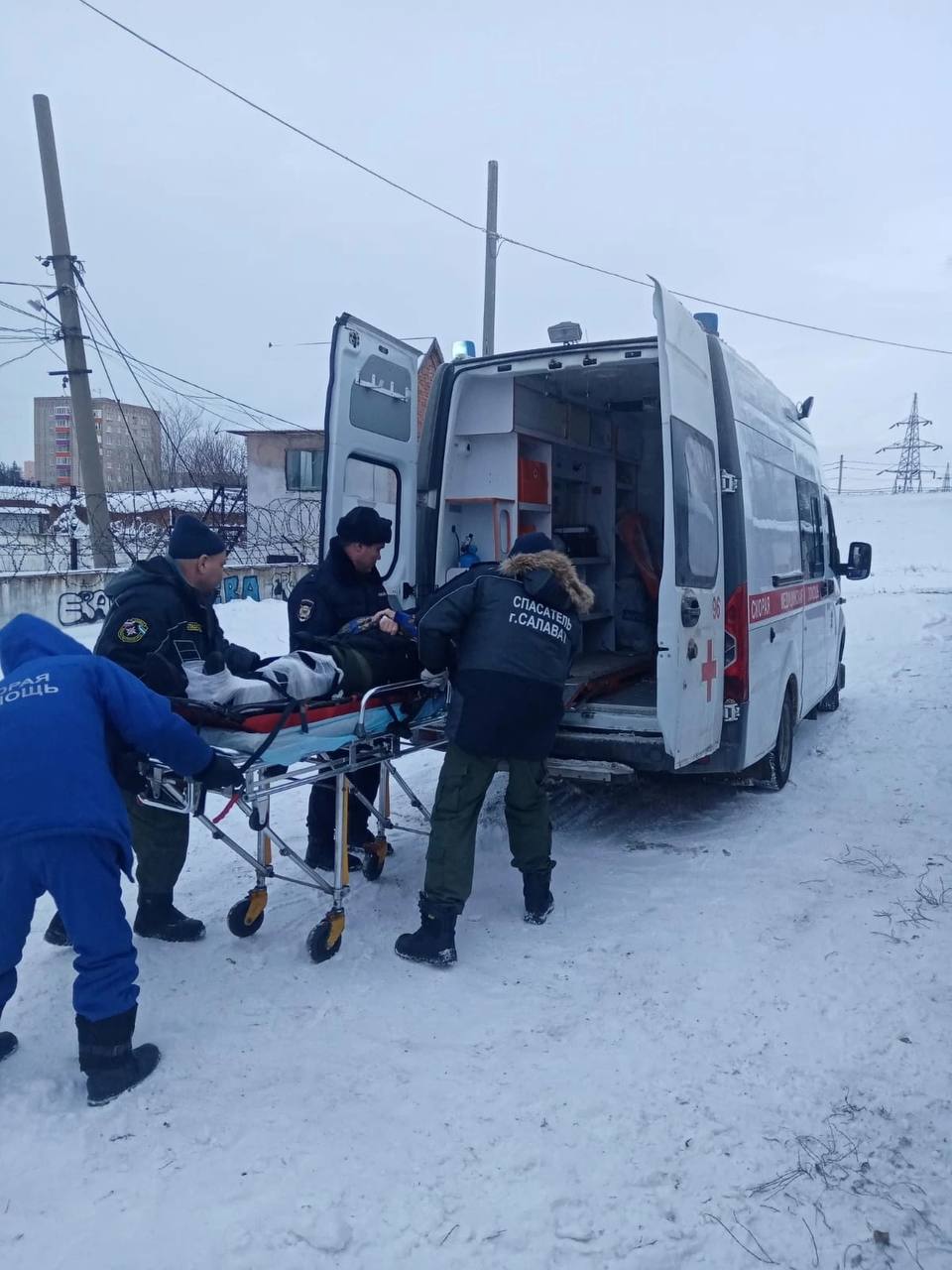 В Салавате спасли женщину из погреба глубиной 3 метра  15 декабря салаватские спасатели вызволили 77-летнюю женщину из погреба на улице Уфимской.   Она получила травму ноги и выбраться самостоятельно не могла. Благодаря оперативности спасателей и специальному оборудованию женщина была извлечена. Сейчас она находится в больнице.  Фото: администрация Салавата