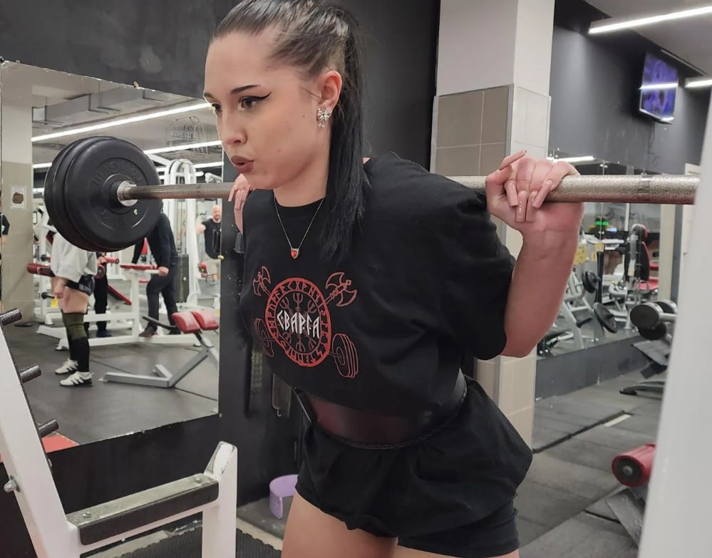 Пятнадцатилетняя спортсменка из Лобни готовится побить свой рекорд Всего за два года в спорте Дарья Волкова достигла невероятных высот она уже мастер спорта по становой тяге и двоеборью а также КМС по подъему на бицепс и гиревому спорту Недавний триумф на чемпионате Европы в Сочи где Даша установила несколько рекордов подтвердил её статус атлета международного класса Сейчас цель Дарьи поднять 130 кг на весеннем турнире В планах на будущее выступление на чемпионате Европы Олимпия с весом 142 кг Эти победы должны принести ей звание МСМК по троеборью и укрепить позиции в мировом рейтинге Гордимся нашей чемпионкой Фото МедиаБанк Подмосковья Юлия Смагринская