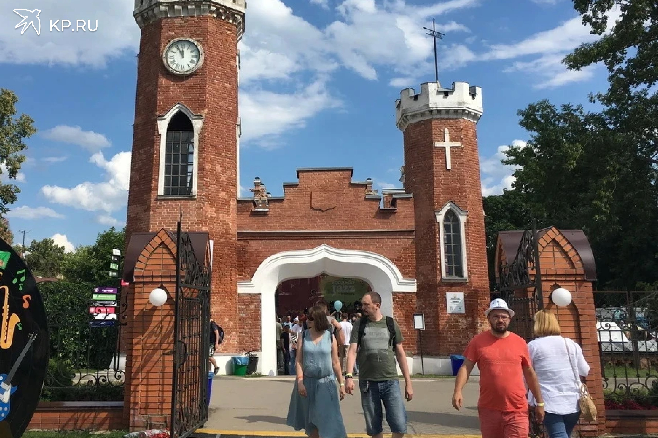Воронежцев отвезет на фестиваль Раменье опера специальный автобус Зрителей V фестиваля Раменье опера который пройдет в выходные у стен замка Ольденбургских отвезут на специальном автобусе Бесплатный трансфер туда и обратно запланирован 23 и 24 августа Фестивальный автобус будет ждать зрителей в субботу и воскресенье с 14 30 до 15 00 у памятника Славы возле Вечного огня Обратно в город транспорт отправится в 21 00