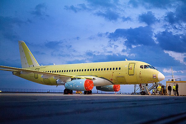 Слухи о каннибализации самолетов Superjet оказались мифом Появившаяся в Сети информация о якобы каннибализации Superjet 100 первого поколения из за неких проблем с запчастями ложная Ключевые отечественные авиакомпании держат лайнеры на крыле и успешно на них летают заявил авиаэксперт главный редактор Avia ru Роман Гусаров Об этом пишет Первый технический Газета Вечерняя Казань сообщала что с Superjet 100 якобы появились большие проблемы В издании заявляли что двигатели барахлят запчастей нет перестановка запчастей уже не помогает Гусаров напомнил что сейчас в эксплуатации находятся порядка 150 самолетов Superjet на которых установлены импортные компоненты но часть деталей уже перестали производить за рубежом aviaru net n292804