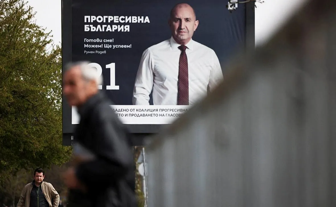 В Болгарии сегодня пройдут досрочные выборы в Народное собрание однопалатный парламент Они станут восьмыми по счету за последние пять лет однако возможно приведут страну к выходу из затяжного политического кризиса Опросы обещают победу созданной экс президентом Руменом Радевым коалиции Прогрессивная Болгария согласно данным AlphaResearch она может опередить правящую правоцентристскую коалицию ГЕРБ СДС во главе с Бойко Борисовым на 14 7 п п 34 2 против 19 5 Почему потенциального премьера Болгарии называют заменой Орбану в материале РБК Фото Spasiyana Sergieva Reuters  Канал РБК в MAX  Приложение РБК для iOS и Android