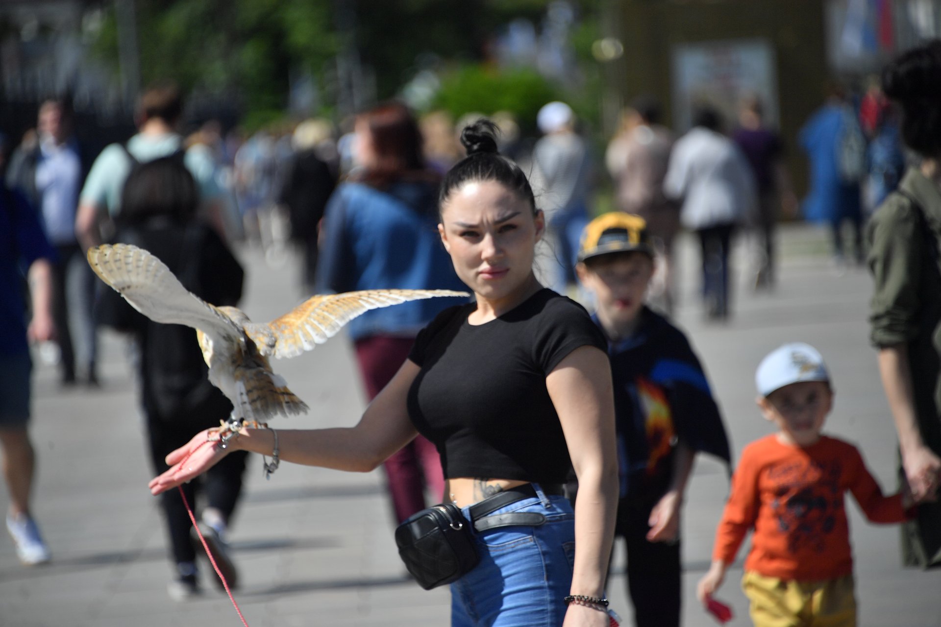 В Челябинске запретят фото с животными на улицах С 1 марта 2026 года в Челябинске начнет действовать запрет на уличную фотосъемку с животными в общественных местах Под ограничения попадут фотографы работающие без согласования в том числе на Кировке и в парке Гагарина Решение приняли после жалоб жителей и общественников По их словам сов ночных птиц использовали днем что приводило к стрессу сбоям биоритмов и травмам Вопросы возникали и к условиям содержания животных За нарушение правил предусмотрены штрафы Их размер власти пообещали объявить отдельно