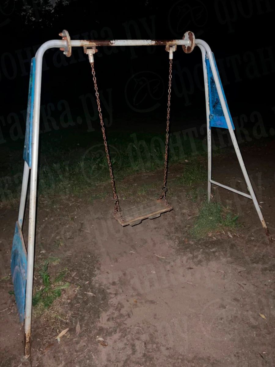 Мальчик разорвал кожу на плече, покатавшись на горке на Энергетиков. Местные говорят, что это не первый случай. Недавно здесь упала и получила травмы девочка. После этого муниципальные службы приехали во двор и обмотали площадку красно-белой лентой. На портале «Наш Санкт-Петербург» есть жалоба в сентябре 2024 года на состояние оборудования. Местная администрация в ответе указала, что для замены нужно сперва разработать проектно-сметную документацию. Новую же площадку жителям Большой Охты в этом ответе пообещали до 15 октября 2026 года.