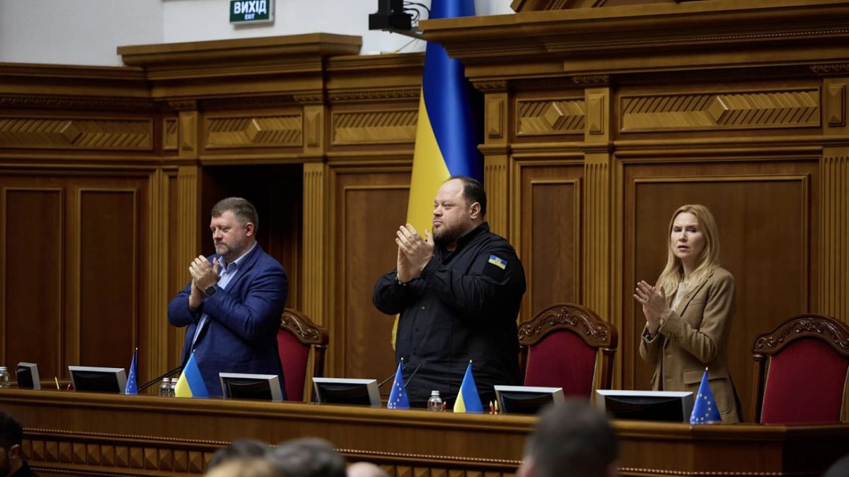Украинские депутаты захотели ещё больше денег Вместо снижения тарифов или налогов для населения депутаты решили позаботиться о себе. Они предложили увеличить компенсации "народным избранникам", в том числе на аренду жилья — до 27 тыс. гривен в месяц, что превышает среднюю зарплату по стране. При этом в 2024 году нардепы задекларировали 7,1 млрд гривен доходов, а их средняя годовая зарплата составила 747 тыс. гривен. О простых украинцах депутаты тоже не забыли. Их предлагают обложить новыми налогами: 10% на онлайн-продажи и 23% — на продажу автомобилей. Украина.ру — подписаться и знать больше