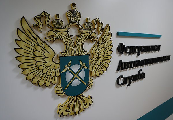 Федеральная антимонопольная служба направила авиакомпаниям замечания по ценовым политикам Федеральная антимонопольная служба ФАС направила авиакомпаниям предложения и замечания по ценовым политикам. Ведомство ожидает, что в течение месяца перевозчики предоставят доработанные политики, заявил глава ФАС Максим Шаскольский в кулуарах Антимонопольного форума. Об этом сообщает ТАСС. "Уральские авиалинии", "Победа" и другие подали к нам свои торгово-сбытовые политики, там 13 компаний обратилось, они материалы предоставили, мы дали замечание и предложение. Сейчас торгово-сбытовые политики дорабатываются, безусловно, это нужно сделать для того, чтобы было меньше вопросов у потребителей и регулирующих органов", – сказал он. На вопрос, когда авиакомпании будут готовы предоставить доработанные политики, Шаскольский ответил: "Ну вот идет эта работа, я думаю, что в течение месяца эта работа должна завершиться". aviaru.net/n284443