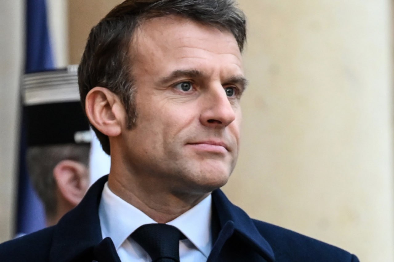 Рейтинг одобрения президента Франции Эммануэля Макрона опустился до рекордно низких 11 это самый низкий показатель за историю наблюдений социологической компании с 1981 года Об этом пишет Politico Такой рейтинг ставит Макрона на один уровень с его бывшим начальником и предшественником Франсуа Олландом чей рейтинг в конце 2016 года составлял те же 11  Падение популярности связывают с рядом непопулярных решений Макрона в частности повышением пенсионного возраста и политическим кризисом после роспуска парламента в 2024 году на фоне успеха ультраправых на выборах в Европарламент Vlada Republike Slovenije Подпишитесь на Ведомости