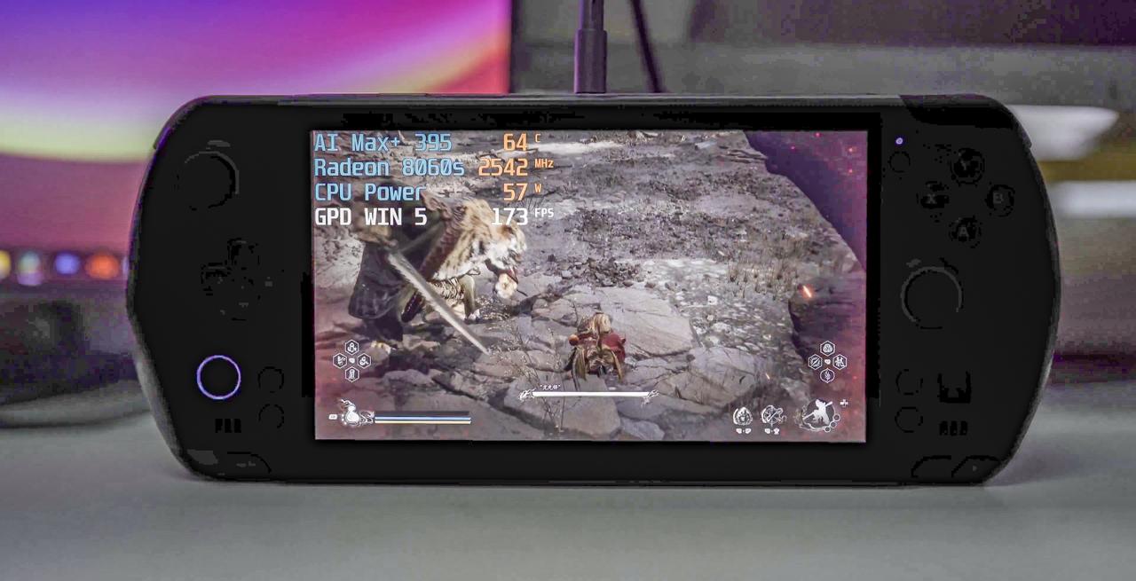 Дожили: GPD представила портативную консоль с мощью PS5 Pro в корпусе PSP, но без батареи  Китайский производитель консолей GPD анонсировал самый мощный на сегодняшний день портативный ПК — GPD Win 5, в котором используется чип Ryzen AI Max+ 395 с самой мощной на сегодняшний день интегрированной графикой AMD.  Автор YouTube-канала The Phawx Кэрри Голомб изучил характеристики девайса и пришёл к выводу, что у 7-дюймовой портативки тупо нет встроенного аккумулятора. GPD Win 5 предназначена либо для подключения к розетке с помощью зарядного устройства на 180 Вт, как у игровых ноутбуков, либо для питания от большого внешнего аккумулятора на 80 Вт·ч. Последний будет продаваться отдельно.  Пожалуй, это единственный минус консоли. В остальном её характеристики впечатляют: тут 7-дюймовый дисплей с переменной частотой обновления до 120 Гц, чип AMD Ryzen AI Max+ 395  16 ядер/32 потока/Radeon 8060S , 32/64/128 ГБ оперативной памяти, разъём USB-4 с зарядкой PD мощностью 100 Вт и выводом картинки в 8K/60 fpd, два вентилятора и четыре тепловые трубки для охлаждения, дополнительная док-станция с HDMI и USB.  Сроки начала продаж этой чудо-консоли пока не раскрываются. Вероятно, цена на старте будет космической — от $1999.