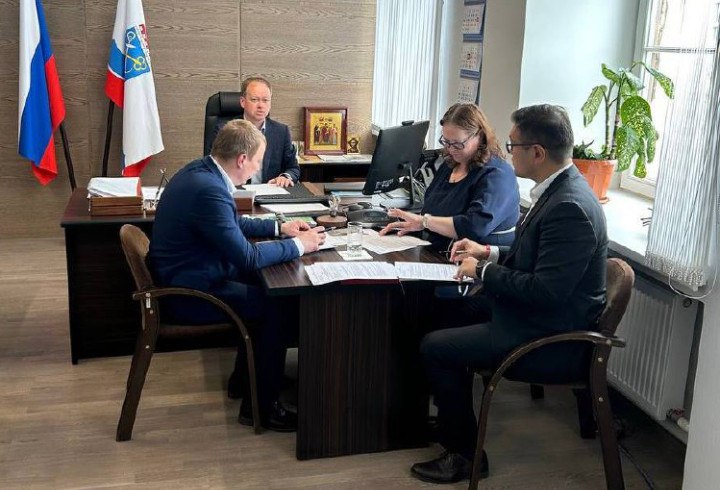 За 2025 год 4630 домовладений в Ленобласти подключили к газоснабжению Такие данные были озвучены на заседании регионального штаба по газификации, которое провел председатель комитета по топливно-энергетическому комплексу Сергей Морозов. На совещании особое внимание уделялось нескольким ключевым вопросам. В их числе продолжение работы по синхронизации строительства газопроводов и переводу котельных на газ, что является одним из поручений губернатора Ленинградской области. Муниципальные образования также обязаны завершить обходы тех домовладений, которые уже провели мероприятия по догазификации. Также запланировано проведение личных приемов граждан для обсуждения вопросов, связанных с газификацией. Участники заседания также обсуждали завершение подготовительных мероприятий по актуализации Генеральной схемы газификации и газоснабжения региона. Эта работа проводится в соответствии с поручением губернатора и направлена на улучшение энергетической инфраструктуры Ленобласти. Online47 — Всё о Ленобласти и не только