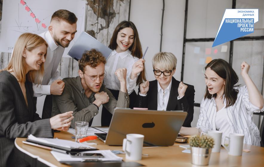 Льготы для ИТ специалистов сохранятся и в 2026 году в рамках нацпроекта Экономика данных и цифровая трансформация государства Это касается как федеральных мер поддержки так и региональных преимуществ для компаний отрасли В частности продолжит действовать льготная ипотека для сотрудников ИТ сферы Только в 2025 году кировчане оформили 54 таких кредита на сумму более 366 миллионов рублей Также сохранятся отсрочка от службы в армии и освобождение от НДС для разработчиков программного обеспечения На региональном уровне аккредитованные ИТ компании смогут пользоваться пониженными налоговыми ставками по УСН до конца 2027 года Регион также поддерживает стартапы разработчиков и предприятия внедряющие цифровые решения и импортозамещение Подписывайтесь на канал Кировской области в MAX