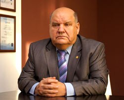 В возрасте 86 лет скончался почëтный гражданин города Бийска доктор фармацевтических наук Юрий Антонович Кошелев Вся жизнь Юрия Антоновича была связана с развитием фармацевтической промышленности Алтайского края Он являлся советником генерального директора АО Алтайвитамины одним из основателей и членом правления регионального Союза промышленников Прощание с Юрием Антоновичем Кошелевым состоится 11 ноября в Бийске по адресу ул Заводская 69 актовый зал заводоуправления АО Алтайвитамины Гражданская панихида пройдёт с 12 00 до 14 00