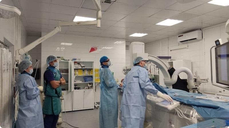  Врачи из Верхней Пышмы спасли пациента с нарушением кровообращения Пациент экстренно поступил в приемный покой Верхнепышминской ЦГКБ с болью в верхней половине живота. После осмотра пациента врач срочно вызвал дежурную бригаду хирургов. Мужчину направили на углубленное обследование в отделение рентгенохирургических методов диагностики и лечения. «Чтобы подтвердить диагноз, мы провели компьютерную ангиографию с контрастным усилением. Она показала сужение просвета верхней брыжеечной артерии на 85% атеросклеротической бляшкой протяженностью 2,5 сантиметра. При такой картине сохранить жизнь пациенту могло только безотлагательное оперативное вмешательство», — рассказал врач-рентгенохирург Верхнепышминской ЦГКБ Андрей Сокотов. Чтобы восстановить кровоснабжение, пациенту расширили суженный участок сосуда. Операция прошла без осложнений, на пятые сутки пациента уже выписали домой. Подробности читайте на сайте «Областной газеты». Департамент информационной политики Свердловской области Подписаться на «ОГ» Прислать новость Поддержать канал