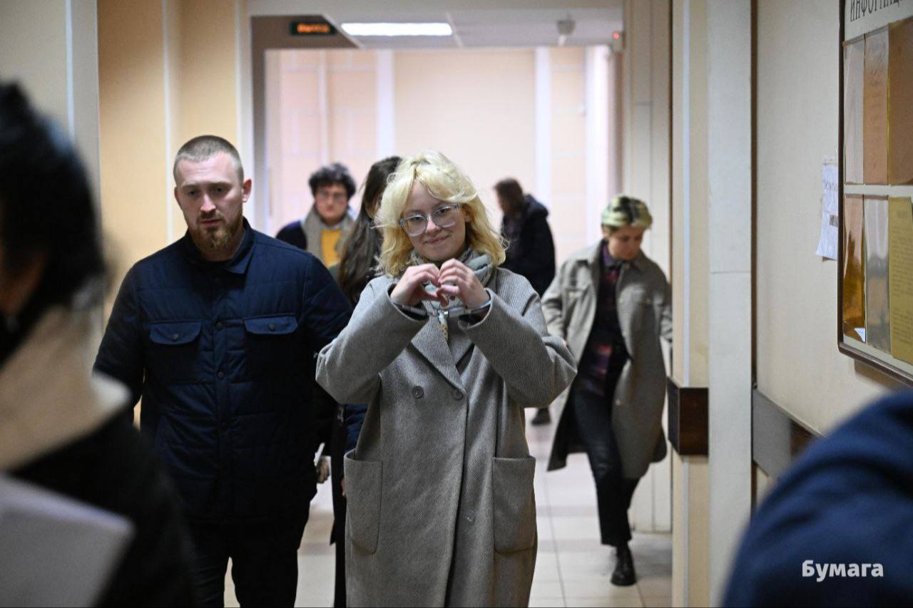 Наоко покинула Россию Сейчас она находится в безопасности Как стало известно певица покинула страну после тайного освобождения из ИВС сегодня утром Тайное освобождение Сегодня истекали сроки арестов участников группы Ночью гитариста Сашу вывезли на тонированной машине из ИВС на Васильевском острове Затем в 8 30 на том же автомобиле вывезли певицу Наоко сообщил корреспондент Бумаги Позже выяснилось что музыкантов тайно освободили это подтвердила Фонтанка со ссылкой на два источника Судя по всему силовики хотели избежать внимания журналистов Преследование музыкантов Аресты уличным музыкантам группы стоптайм назначают с 16 октября За уличные концерты на которых звучали песни иноагентов музыкантов обвиняют в организации массового одновременного пребывания Сначала Наоко арестовали на 13 суток за концерт на площади Восстания На выходе из спецприемника певицу снова задержали а затем арестовали еще на 13 суток за концерт на Сенной площади За эти же выступления в спецприемник отправляли гитариста стоптайма и жениха Наоко Сашу Барабанщика группы Влада арестовывали дважды Кроме того Наоко оштрафовали на 30 тысяч рублей по статье о дискредитации армии за исполнение песни Монеточки Ты солдат Фото Бумага Подписывайтесь на Бумагу и предлагайте новости