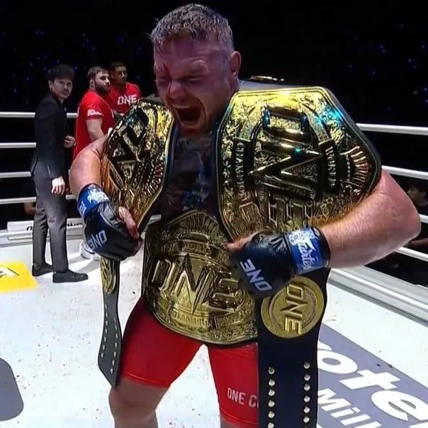 38 летний боец ММА Анатолий Малыхин победил в главном бою турнира ONE Friday Fights 154 и вернул себе пояс в тяжёлом весе После поединка россиянин объявил о завершении карьеры Напомним что Малыхин в 2024 году стал первым в истории смешанных единоборств чемпионом в трёх весовых категориях Полтора года назад боец утратил пояс в тяжёлом весе проиграв сенегальцу Умару Кане раздельным решением судей Сегодня россиянин уверенно реваншировался отправив соперника в нокаут в четвёртом раунде Фото ONE FC