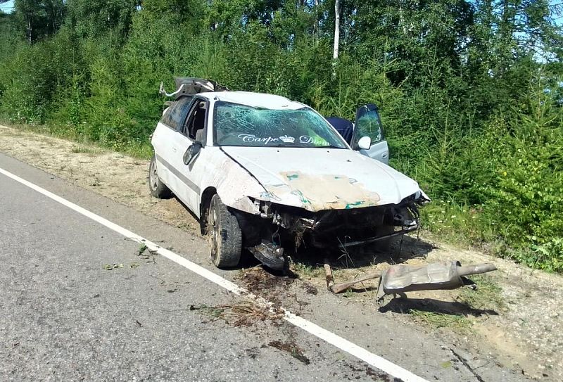 В Бурятии пьяный водитель без прав попал в ДТП Накануне утром на 148-м километре автодороги «Улан-Удэ – Турунтаево – Курумкан – Новый Уоян» в Прибайкальском районе 26-летний мужчина за рулём «Тойоты Корона Премио» не справился с управлением, в результате чего автомобиль съехал с трассы и перевернулся. В момент аварии в машине находилась пассажирка — 32-летняя женщина. Оба участника происшествия получили травмы различной степени тяжести и были госпитализированы. Отмечается, что водитель был пьян. Кроме того, он не имел водительских прав и в этом году уже привлекался сотрудниками ГИБДД за аналогичное нарушение — управление автомобилем без прав.