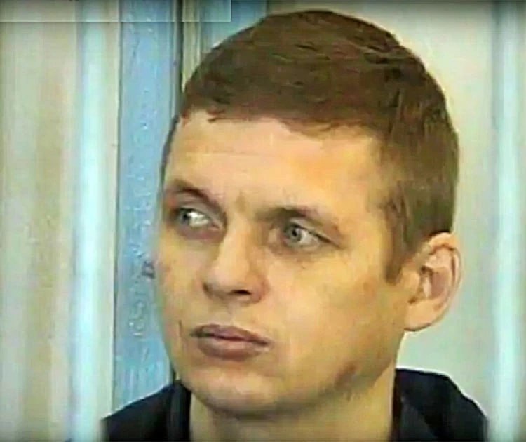 ⏺ «Лесной маньяк», убивший минимум 13 человек в Самарской области, вступил в ряды ВСУ В период с 1996 по 1997 год в Самарской области произошло не менее десятка нападений на супружеские пары в лесопосадке недалеко от поселка Управленческий. Для поиска и обезвреживания маньяка была создана следственно-оперативная группа. Никто не мог представить, что жестоким убийцей окажется майор внутренней службы, начальник службы собственной безопасности ИК-19 Дмитрий Ворошилов. Его прозвали «лешим» или «лесным маньяком». Ворошилов хорошо знал закон, поэтому намеренно отрицал свою причастность к убийствам. В итоге в суд было передано дело с двумя доказанными инцидентами – нападение на кавказца с девушкой и ранение сотрудника ДПС из обреза. Дмитрию Ворошилову дали всего 12,5 лет колонии строгого режима. «Леший» вышел из тюрьмы в 2012 году и, по слухам, вернулся на родину - в небольшой поселок под Луганском. По данным Shot, в 2022 году он перебрался в Днепропетровскую область, где вступил в ряды ВСУ. Сейчас Дмитрию Ворошилову 58 лет.