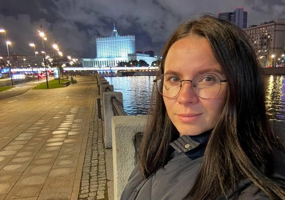 Оренбург 24 7 Орск Стало известно кто возглавил недавно созданный департамент информационной политики Оренбуржья Губернатор Евгений Солнцев назначил директором департамента информационной политики региона Екатерину Кальченко Координировать работу нового департамента будет Министерство региональной политики Екатерина Кальченко приехала на должность пиарщика Евгения Солнцева в середине июля Ранее она трудилась на телеканале Тюменское время а последние полгода работала пресс секретарем Главного управления строительства Тюменской области Оставайтесь на связи даже если интернет пропадёт Мы в подробнее на канале Оренбург 24 7 Орск