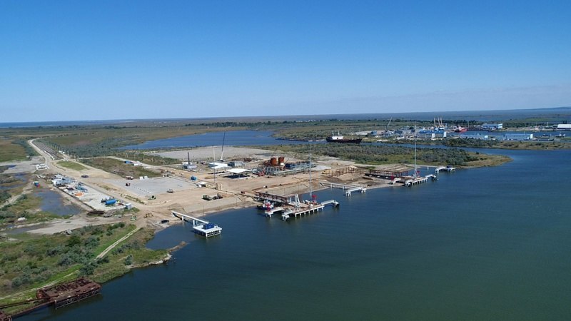 Терминал по перегрузке нефтепродуктов в порту Темрюк ввели в эксплуатацию Проведение работ по углублению дна в акватории морского порта позволило повысить безопасного движения судов и обеспечить возможность швартовки у причалов № 1 и № 2. Общая площадь работ превысила 39 тысяч кв. метров. Далее терминал будет развиваться в соответствии с федеральным проектом «Развитие опорной сети морских портов».