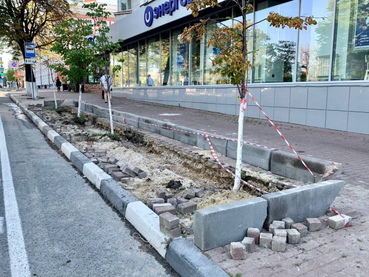 За сутки с улиц Ульяновска вывезли 18 самосвалов смёта Как доложило главе города Александру Болдакину руководство МБУ «Дорремстрой», комплексы по погрузке и вывозу дорожного смёта 24 июля работали на проспекте Антонова, улицах Ленинградской, Рябикова, Хваткова, Соловьева и в переулке Торговом На улице Гончарова производится очередное расширение приствольных лунок с изъятием брусчатки и установкой поребрика – для того, чтобы корни деревьев получали больше влаги и воздуха и лучше росли. Со вчерашнего дня эта работы ведётся напротив дома №18 Подготовка к ремонту дорог велась на улицах Азовской, Куйбышева и Врача Михайлова, на 7-ом проезде Инженерном. Ремонт дворовых территорий – на Ефремова 10 и 111, Ленинского Комсомола, 9. На улице Крымова бригада учреждения отремонтировала провалившийся ливневый колодец. В квартале многодетных села Луговое продолжалась отсыпка дорог щебнем Покос травы силами «Дорремстроя» производился в посёлке Плодовый, на подъездах к Пригородному и Белому Ключу. «Ульяновскэлектротранса» – на улице Октябрьской и проспекте Нариманова по маршруту трамвая №107 Подробнее