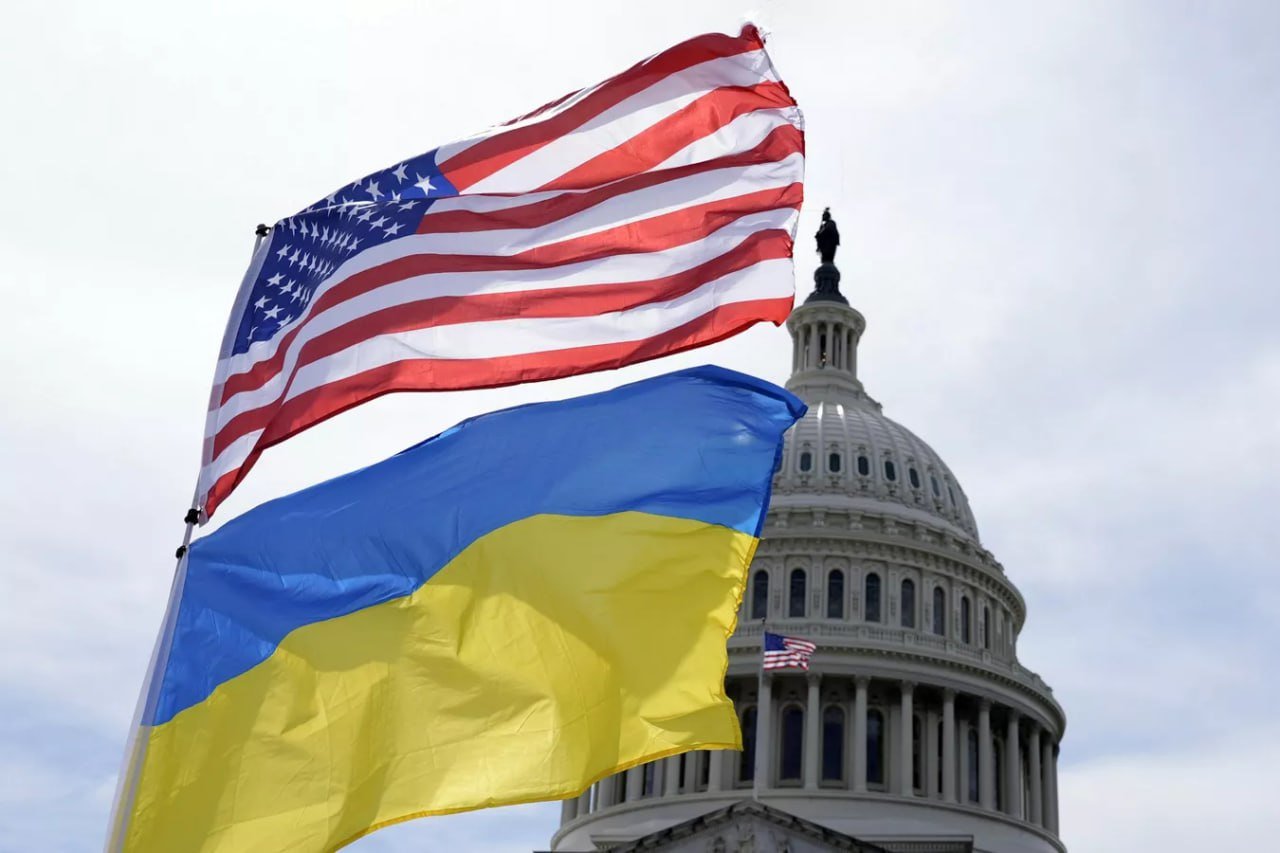 Соглашение по ресурсам с США вряд ли принесет "значимую пользу" Украине, в том числе потому, что оно не подразумевает восстановление обмена разведданными.  "Эта символическая, хотя и дорогостоящая уступка вряд ли поможет Киеву в этот критический момент. Она не гарантирует ни восстановления обмена разведданными… ни участия США в каких-либо будущих миротворческих миссиях", — отметили в The Times.   Авторы подчеркнули, что перед переговорами в Саудовской Аравии положение Владимира Зеленского выглядит "шатким".