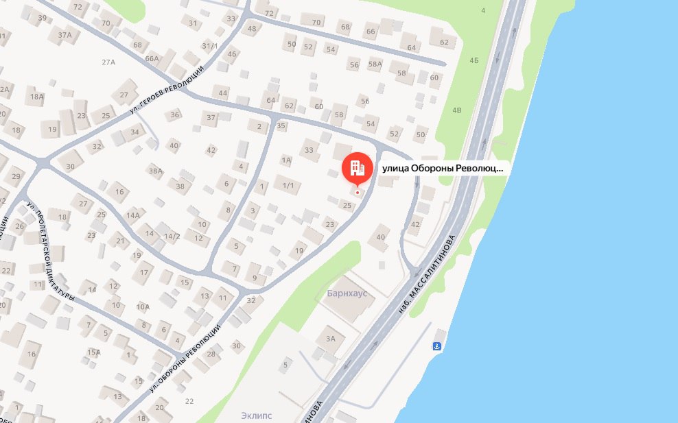 Жители против комиссия за в Воронеже готовят землю под 8 этажку в историческом центре Рядом с набережной Массалитинова готовится площадка под новую застройку На месте снесённого двухэтажного дома 1949 года постройки на Обороны Революции 27а мэрия хочет разрешить строительство 8 этажного здания хотя сейчас там можно строить максимум в 4 этажа Этот вопрос вынесли на общественные обсуждения где все десять пришедших жителей высказались против Об этом сообщается в опубликованном заключении По их мнению старые коммунальные сети не выдержат нагрузки узкие улочки встанут в пробках а новая высотка закроет солнце их домам Однако комиссия по застройке мэрии посчитала эти доводы преждевременными Чиновники заявили что вопросы нагрузки на сети и инсоляции это дело будущей экспертизы проекта а не текущих слушаний Просьбу же обеспечить проезд к гаражам и вовсе назвали не относящейся к предмету обсуждения Теперь участок готовят к продаже