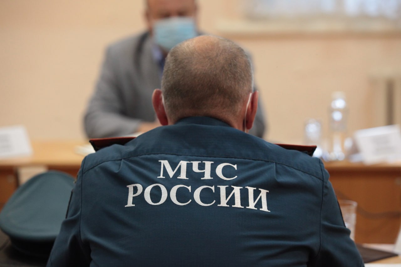 В южноуральском городе две школьницы «пошутили» над МЧС Инцидент произошел накануне в Катав-Ивановском городском округе. В экстренную службу «112» поступил звонок от двух девочек, 11 и 12 лет. Школьницы напуганными голосами заявили, что потерялись в лесу. «Оперативно на поиски выехали экстренные службы: 4 сотрудника МЧС России, 6 сотрудников полиции и 3 спасателя Усть-Катавского поискового-спасательного отряда», – рассказали в пресс-службе ГУ МЧС России по Челябинской области. Все это время спасатели поддерживали связь с детьми по мобильному телефону. В это же самое время к спасательной операции подключились полицейские, запеленговав сигнал они установили местонахождение детей. Как оказалось, девочки находились дома, и от безделья решили «пошутить» сочинив историю о том, что они заблудились в лесу. По факту заведомого ложного сообщения начата проверка, родителям и двум шутницам предстоит пообщаться с правоохранителями.