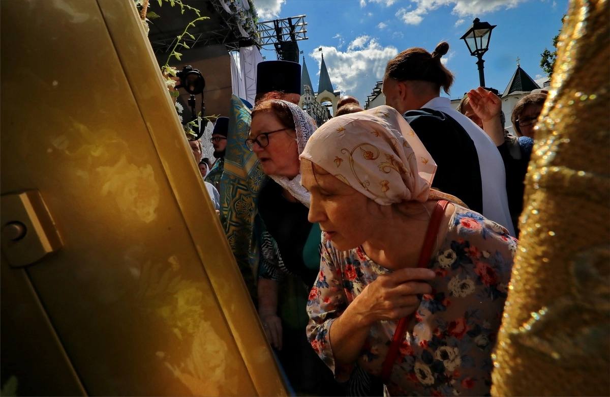 Правительство Ленинградской области обратилось к ленинградцам по случаю Дня явления Тихвинской иконы Божией Матери: «Тихвинская икона — не только святыня, но и истинная покровительница ленинградской земли. В годы суровых испытаний люди шли к Божией Матери с молитвой, находили в ее образе силу, утешение и надежду. Возвращение иконы на Тихвинскую землю стало знаковым событием — символом воссоединения, преемственности и духовного возрождения. Это стало важным моментом в истории региона, укрепив нашу веру, надежду и чувство единства. Ленинградская область — сильная, трудолюбивая и прогрессивная — уверенно развивается, и с каждым годом мы все отчетливее ощущаем положительные перемены. Наша духовная опора помогает нам сохранять стойкость, вдохновляет на добрые дела и объединяет перед лицом любых испытаний. Сегодня, когда мы вновь собираемся у святыни, зажигаем свечи, вспоминаем прошлое и молимся о будущем, особенно чувствуется, как важны нам традиции и единство. Пусть Тихвинская икона Божией Матери хранит каждый дом, дарует здоровье и согласие, а наш регион процветает, опираясь на богатое духовное наследие, добрые дела и на любовь к родной земле».