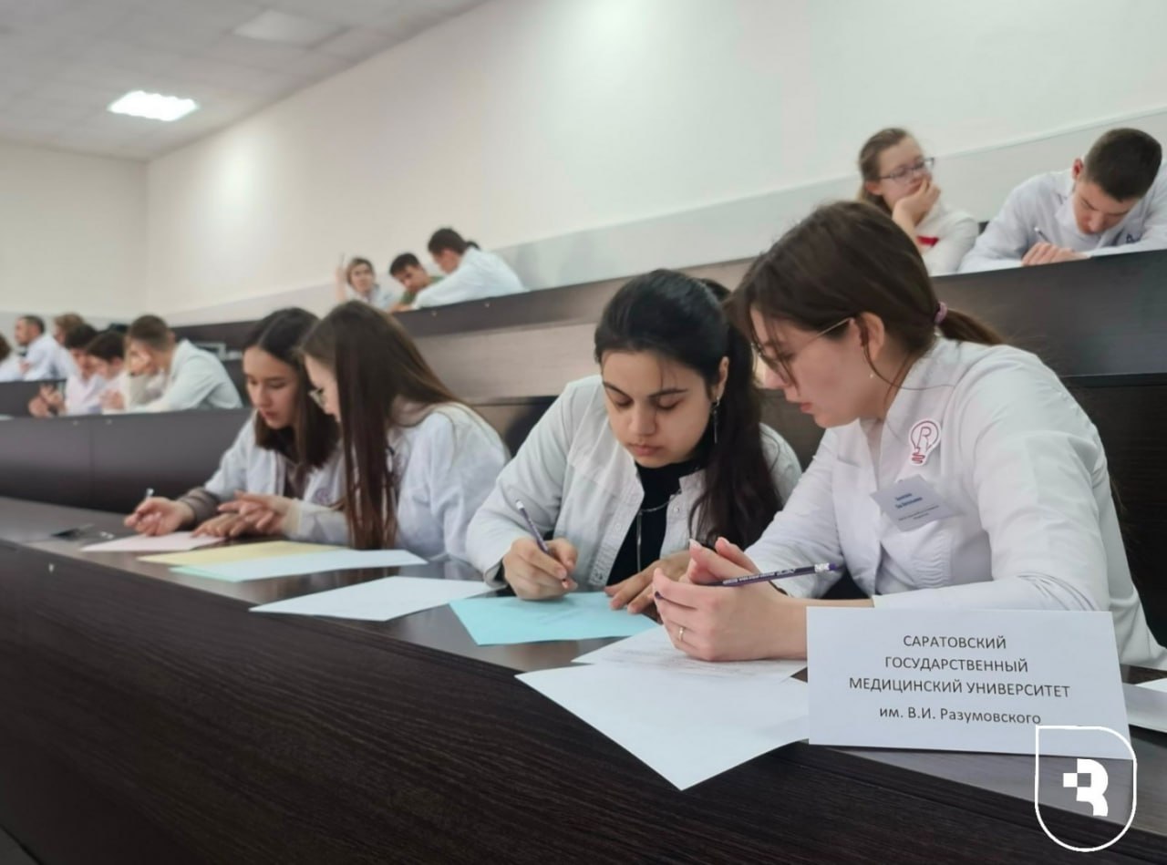 СГМУ имени В.И. Разумовского повышает качество подготовки будущих врачей благодаря «Медицинским классам»  Активная реализация программы "Медклассов" Саратовского медуниверситета демонстрирует значительный рост количества выпускников, повышение качества подготовки и востребованность данной инициативы.  Одной из ключевых особенностей является доступность программы для жителей отдаленных территорий, где сильнее ощущается дефицит врачей. По инициативе депутата Государственной Думы Николая Панкова и Губернатора Романа Бусаргина медицинские классы открыты во всех районах Саратовской области. По охвату профильными классами Саратовский медуниверситет занимает одно из ведущих положений в России.  За прошедший год число участников программы приблизилось к 1 тысяче обучающихся, а количество выпускников увеличилось на 20% и составило 365 человек. Прогрессивное развитие проекта отражается не только в количественных показателях. Существенно повысилось и качество подготовки: средний балл по профильным предметам вырос на 3 пункта, что значительно увеличило число поступивших на бюджет. Об эффективности профориентационной работы говорит тот факт, что преобладающее большинство выпускников медицинских классов приняли решение обучатся по целевому направлению.  Кроме того, школьники, участвующие в проекте, проходят полноценную подготовку, позволяющую приобрести начальные профессиональные компетенции, необходимые будущим медикам. Среди прочего, ребята завершают обучение, получая квалификацию помощника медицинской сестры по уходу за больными.  «Мы считаем, что воспитание молодых врачей должно начинаться задолго до поступления в вуз. Именно поэтому программа «Медицинские классы» ставит перед собой задачу создать такую среду, которая бы стимулировала у будущих медиков интерес, стремление соответствовать высоким профессиональным требованиям и глубокое уважение к выбранной профессии. Миссия нашего университета состоит в том, чтобы поддерживать молодежь на каждом этапе ее профессионального становления, создавая условия для полноценной реализации потенциала и осознания того, что именно они станут теми людьми, кому будут доверять самое ценное — здоровье и жизнь», - отметил ректор СГМУ имени В.И. Разумовского Андрей Еремин.   Читать на сайте   #саратовскаяобласть #саратов