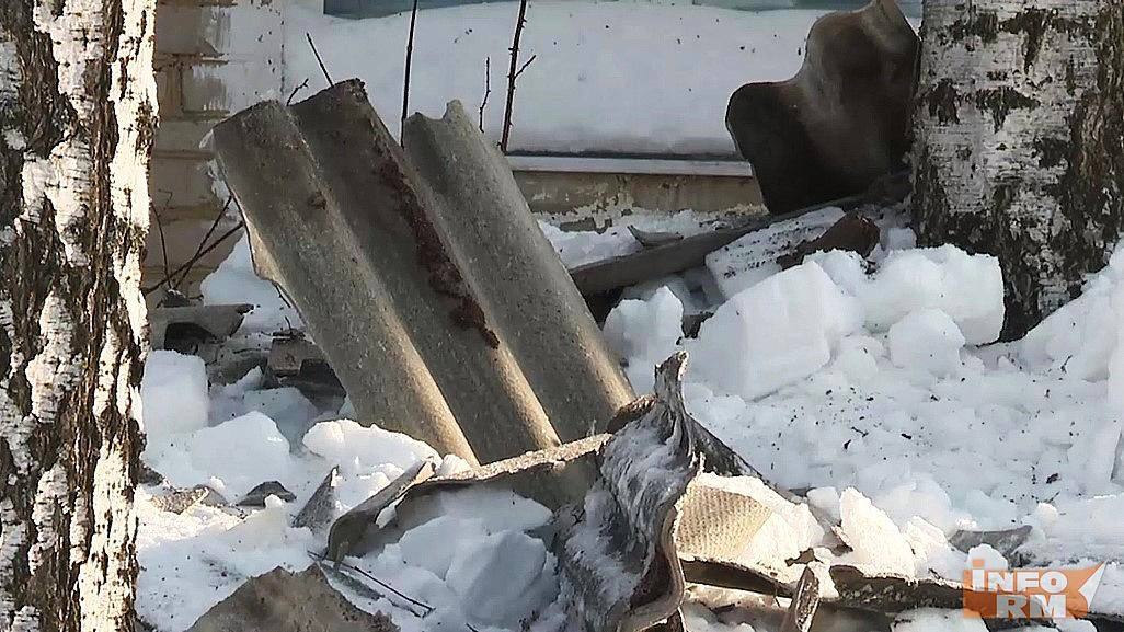 В Рузаевском районе после обрушения кровли жилого дома введён режим ЧС 9 февраля в Мордовии из за большой снеговой нагрузки произошли несколько обрушений крыш В посёлке Плодопитомнический Рузаевского района частично обрушилась кровля многоквартирного жилого дома В связи с происшествием был введён режим чрезвычайной ситуации жильцов эвакуировали Управляющей компании у дома не было ответственность за его содержание лежала на самих жителях В тот же день в селе Шишкеево этого же района обрушилась крыша школы Никто из детей не пострадал по факту произошедшего возбуждено уголовное дело по статье Халатность Кроме того без кровли остались жители дома в посёлке Коммунар Лямбирского района с начала зимы крышу здания ни разу не очищали от снега Читайте нас в MAX Подписаться на канал