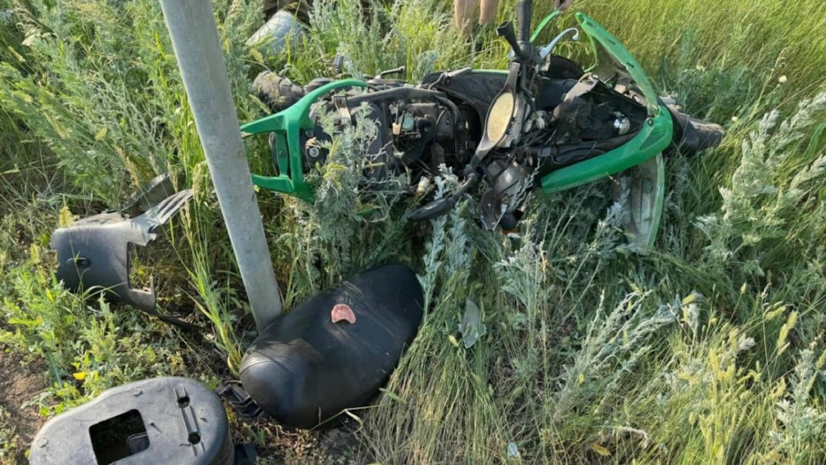 Под Самарой в пятницу 13-е погиб водитель скутера Смертельное ДТП произошло примерно в 17.20 в Безенчукском районе. Как сообщили в полиции, за рулём Toyota Corolla находилась 48-летняя женщина, она ехала из Самары в направлении поселка Осинки по автодороге «Самара-Волгоград-Осинки-Безенчук». «В пути следования нарушила правила расположения транспортного средства на проезжей части и допустила наезд на скутер Racer под управлением 67-летнего мужчины, который стоял на обочине», - пояснили в ГУ МВД РФ по Самарской области. К сожалению, водитель скутера скончался. ГУ МВД России по Самарской области
