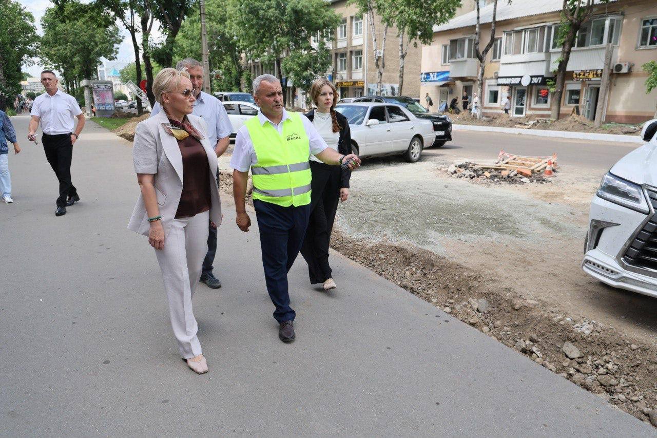 В ЕАО продолжают совершенствовать дорожную инфраструктуру  Благодаря целевым федеральным программам и инициативам врио губернатора ЕАО Марии Костюк   , Биробиджан, районные центры и поселения области обновляются, улучшаются условия проживания местных жителей.  Во всех районах области реконструируют сеть дорог и тротуаров. В Биробиджане обновляют дороги и междворовые проезды. Работы идут в рамках нацпроекта «Инфраструктура для жизни» и за счёт президентской дальневосточной субсидии.  Сельские дороги тоже улучшают. В Ленинском ремонтируют 1,5 км улицы Ленина – меняют дорожное покрытие и сопутствующие коммуникации. Ямочный ремонт идет в Смидовиче, Екатерино-Никольском, Известковом, Двуречье, Белгородском и др. населенных пунктах.    Профилируют и грейдируют участки дорог Кирово–Дежнево, Степное–Венцелево, Амурзет – Озёрное – Полевое, Дежнево–Башмак.  #гп_еао