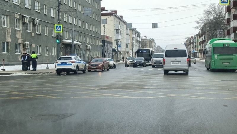 Авария в центре Южно-Сахалинска    Утром 26 января в Южно-Сахалинске на пересечении улиц Ленина и Пограничной произошло дорожно-транспортное происшествие.  Информации о пострадавших на данный момент нет. Обстоятельства ДТП также неизвестны.  ———    :     Прислать нам новость: