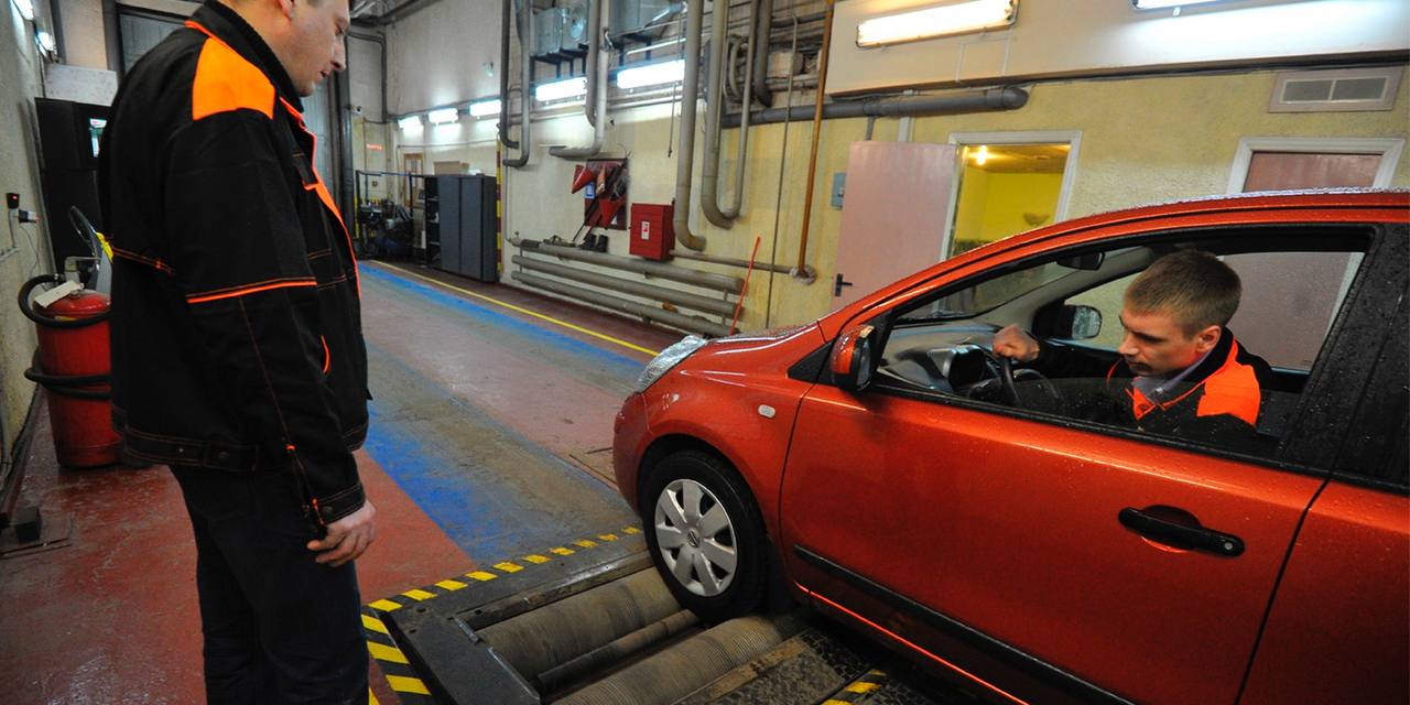 Тарифы на техосмотр поднимут в Краснодарском крае с 1 января С 1 января 2025 года в Краснодарском крае планируют повысить тарифы на техосмотр транспортных средств на 7 35 7 45 в зависимости от категории транспорта Согласно постановлению губернатора региона Вениамина Кондратьева тарифы будут следующими Мототранспорт 521 рубль Легковые автомобили 1563 64 рубля Транспорт для перевозки пассажиров до 5 тонн 2020 рублей свыше 5 тонн 2413 рублей Грузовые автомобили от 3 5 до 12 тонн 2356 рублей свыше 12 тонн 2512 рублей Транспорт перевозящий опасные грузы от 3066 до 3251 рубля Троллейбусы и трамваи 2606 08 рубля Тарифы на техосмотр ежегодно индексируются в соответствии с приказом Федеральной антимонопольной службы свои фото видео и истории присылайте нашему боту prostokrd bot Подпишись на наш канал в Telegram MAX