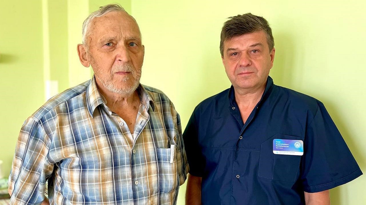 ‍  Челябинские хирурги спасли пациента с аневризмой аорты  Мужчина поступил в горбольницу №6 с сильной болью в животе, тошнотой и слабостью. Исходя из этих симптомов, специалисты сначала предположили, что у него острый панкреатит или прободная язва желудка, но во время УЗИ обнаружили аневризму брюшного отдела аорты. При этом ее состояние говорило о том, что она уже начала расслаиваться. Компьютерная томография подтвердила диагноз.  Было принято решение об экстренной операции. При этом сложность заключалась в том, что нередко подобные осложнения приводят к летальному исходу.  "Данная операция – очень длительный, физически тяжелый процесс. Такие вещи бывают крайне редко и чаще всего заканчиваются неблагополучно. Оперативно был вызван сосудистый хирург, собрана команда. С часу ночи до пяти утра мы боролись за жизнь пациента. Сделали своё дело вовремя и правильно. И у нас получилось!" – рассказал врач-хирург ГКБ №6 Челябинска Олег Котельников.  Врачи отмечают, что успех такой операции – редкость, в Челябинске за год насчитывается не более 10 удачных случаев. При этом уже через две недели 74-летнего пациента выписали домой, он чувствует себя хорошо.    Фото: телеграм-канал Минздрава Челябинской области    Вести Южный Урал   Челябинск