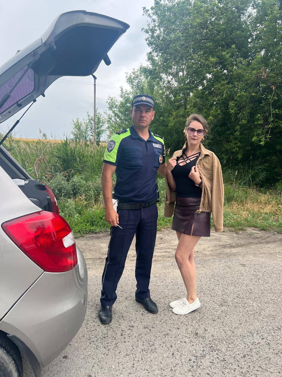  В адрес капитана полиции Ивана Цыганкова, инспектора ОСБ ДПС Управления Госавтоинспекции ГУ МВД России по Ростовской области, поступила благодарность от жительницы Белокалитвинского района. Во время проведения профилактического мероприятия «Нетрезвый водитель» капитан Цыганков остановил транспортное средство под управлением автоледи, для проверки документов. Подойдя к автомобилю, инспектор почувствовал запах гари и услышал нехарактерные звуки, исходящие от машины. Оценив возможные риски, он принял решение провести осмотр и самостоятельно устранить неисправность. Выяснилось, что произошло замыкание проводки из-за неисправности моторчика заднего стеклоомывателя. Своевременные и грамотные действия инспектора позволили избежать возгорания и возможных последствий. Женщина смогла продолжить путь, а в адрес полицейского направила слова признательности: «Благодарю вас за помощь, профессионализм и человеческое участие. Благодаря вам удалось избежать беды. Такими сотрудниками можно по-настоящему гордиться!» ПОДПИСАТЬСЯ ПОДПИСАТЬСЯ