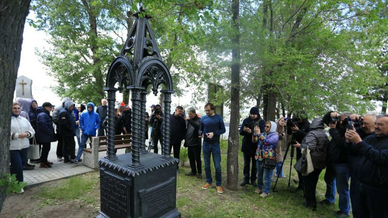 В Барнауле увековечили память первого археолога Алтая — француза Густава Менье В Нагорном парке Барнаула, недалеко от храма Иоанна Предтечи, появился памятный знак на месте захоронения Густава Менье — первого профессионального археолога, работавшего на Алтае. Монумент установлен на восстановленном участке культурного наследия, утраченном почти сто лет назад. Менье прибыл в Барнаул в июле 1861 года, но вскоре тяжело заболел и умер на Алтае в 1862 году. Вместе с соратником Луи д’Эйхталем он стал первым, кто официально проводил археологические раскопки в регионе. Учёные имели Открытый лист — разрешение на научные изыскания. Во время раскопок в пещерах на реке Ине были обнаружены кости древних животных и каменные орудия. Эти находки стали основой первых научных спелеоархеологических исследований в Алтайском крае. Барнаул 24/7 Прислать Новость
