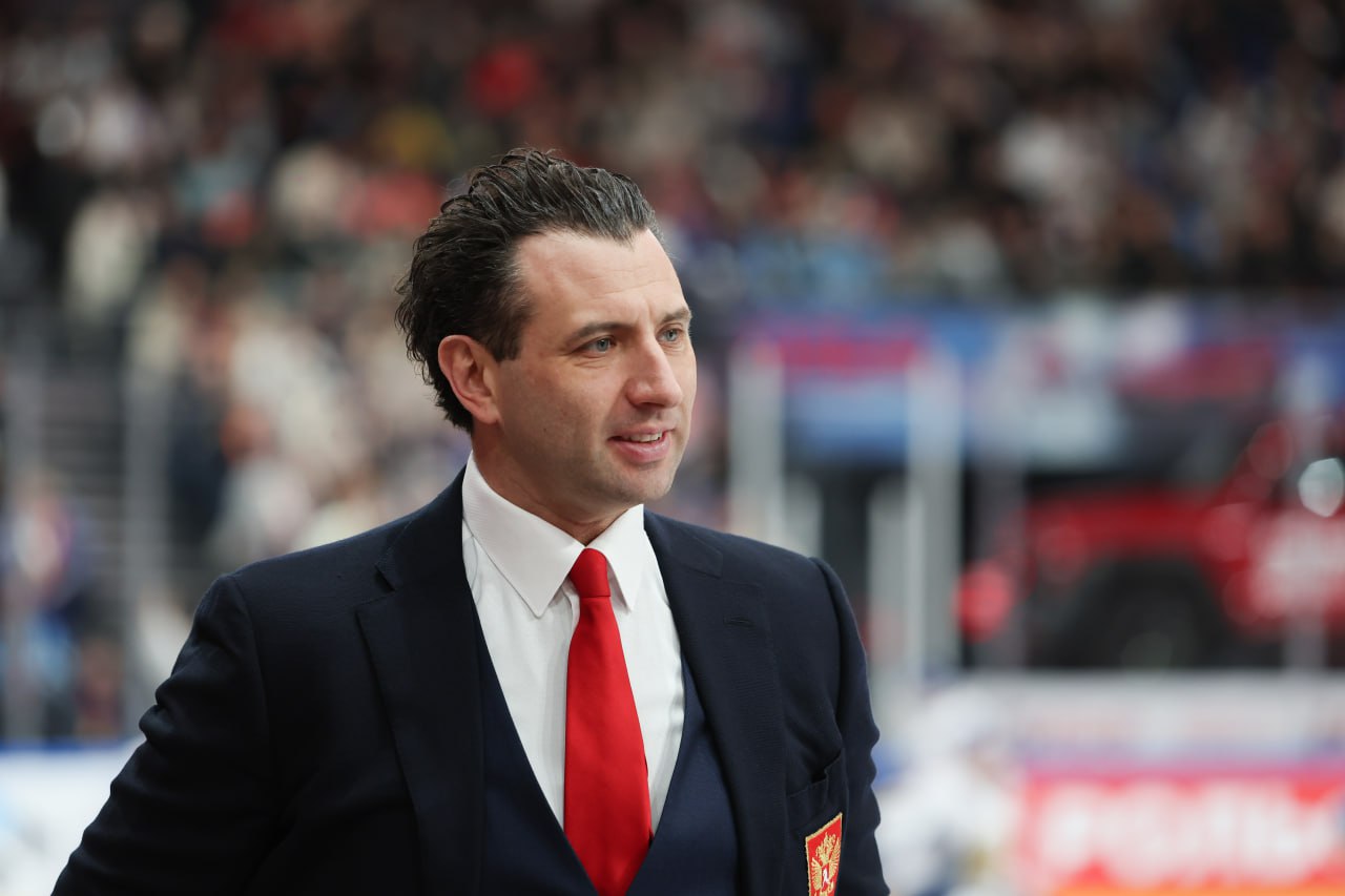 Играть в таком турнире и в таком месте большая честь и ответственность Первый вице президент ФХР Роман Ротенберг накануне XVI Кубка Патриарха на Красной площади рассказал о дебюте своих подопечных в турнире и важности симбиоза хоккея с мячом и с шайбой Как основатель академии Красная Машина Юниор поздравляю ребят их тренеров и родителей с предстоящим 16 м розыгрышем Кубка Святейшего Патриарха на Красной площади Играть в таком турнире и в таком месте большая честь и ответственность В Красной Машине Юниор мы хотим возродить симбиоз русского хоккея и хоккея с шайбой Русский хоккей дает сильный фундамент вы много двигаетесь работает все тело укрепляется дыхательная система растет выносливость Большой лед учит скольжению и чувству пространства игра с мячом требует точности в каждом движении грамотных передач и ударов умения держать высокий темп и быстро принимать решения Все это потом напрямую помогает и на площадке в хоккее с шайбой Такие турниры сохраняют наши спортивные традиции и по настоящему развивают детей Желаю вам играть смело честно с уважением к сопернику и получать удовольствие от каждого выхода на лед