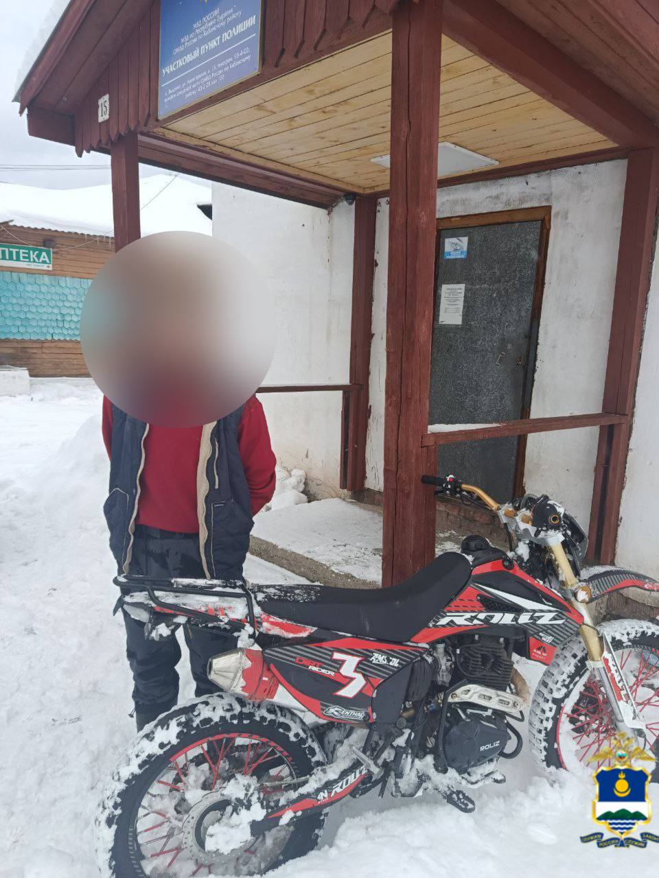 В Бурятии мужчина украл мотоцикл и попытался спрятать его в снегу У 41 летней жительницы села Выдрино похитили мотоцикл который был припаркован возле дома Полиция быстро нашла подозреваемого 41 летнего ранее судимого местного жителя Украденный мотоцикл мужчина решил спрятать и сделал он это закопав его в снег В дальнейшем планировал продать железного коня Возбуждено уголовное дело по ст 158 УК РФ К злоумышленнику избрана мера пресечения в виде заключения под стражу сообщает пресс служба МВД