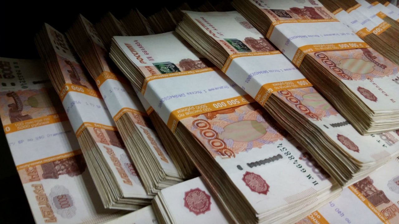 Госдолг Удмуртии увеличился из-за строительства дороги На 1 июня 2025 года госдолг Удмуртии составляет 66,4 млрд рублей, сообщает пресс-служба Министерства финансов республики. 61,4 млрд рублей приходятся на кредиты из федерального бюджета, еще 5 млрд рублей – обязательства по ценным бумагам. В ведомстве отмечают, что госдолг вырос из-за кредита в 276 млн рублей. Его взяли до 2040 года по ставке в 3% для строительства дороги из Ижевска в аэропорт. Расходы на обслуживание госдолга составили 131,5 млн рублей. Просроченных задолженностей по кредитам у Удмуртии нет. Фото: goodfon.ru #Ижевск