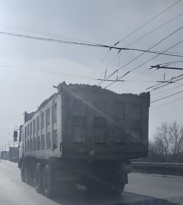 Новосибирские автоинспекторы задержали водителя-нелегала  10 марта сотрудниками отделения технического надзора Госавтоинспекции города Новосибирска был остановлен автомобиль "Шахман",  перевозящий сыпучий груз без плащ-палатки.  За рулем находился 21-летний иностранный гражданин. В ходе проверки установлено, что молодой человек находится на территории Российской Федерации незаконно.   В отношении него полицейские составили ряд административных протоколов, а именно за отсутствие технического осмотра транспортного средства, нарушения правил перевозки грузов, нарушения режима труда и отдыха, управление транспортным средством с неисправным рулевым управлением.  1  1  1  Подписаться