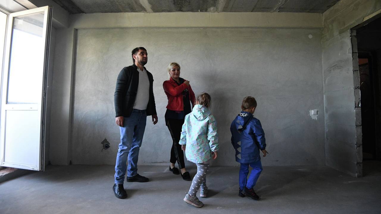 Крупнейшие банки начали сворачивать приём заявок на семейную ипотеку Первым данное решение принял Россельхозбанк Аналогичное решение в ближайшее время могут принять другие банки в том числе Сбер При этом конкретные причины не называются Возможно это связано с тем что с 1 января государство снизило банкам компенсацию по семейке на 0 5 п п А с 1 февраля вступят в силу новые правила одна семейная ипотека на семью оба супруга будут созаёмщиками Также пока нет информации и о том как распределены лимиты по выдачам ипотеки Ранее напомним депутаты анонсировали увеличение ставки по семейной ипотеке до 10 годовых для семей с одним ребёнком