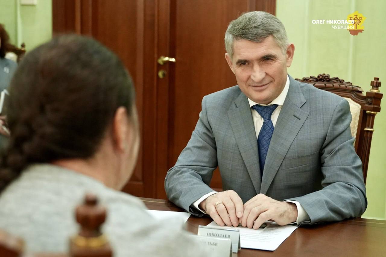 Теперь главу Чебоксар можно выбрать только из кандидатов которых предложил Николаев Новый закон подписанный главой республики фактически закрепил за ним полный контроль над процессом выбора глав администраций Раньше формально существовал конкурс куда мог податься любой желающий Теперь смысла в этом нет все кандидаты будут появляться только с одобрения самого Перле Теперь ещё удобнее будет назначать хамаръялов А ведь мэра должны выбирать исключительно сами горожане на открытых выборах Все остальные варианты неправильные Подписаться Написать нам Поддержать Чат