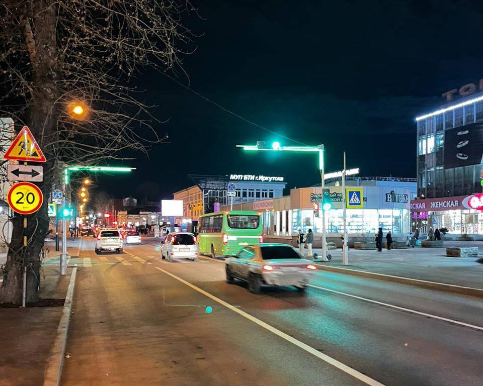 До конца года в Иркутске появятся более 20 новых светофоров К настоящему времени установлены светофоры на улице Советской у суворовского училища и на перекрестке улицы Баумана и 20 го Советского переулка Кроме того появились светофоры на пересечениях улиц 2 я Железнодорожная Касьянова и Лебедева Кумача Трилиссера были реконструированы светофоры на перекрестках Дзержинского Чехова и Дзержинского Урицкого В настоящее время ведется приемка выполненных работ на 16 участках из них три на улице Лермонтова у дома 341 3 напротив института земной коры и у остановки Больница Академгородка