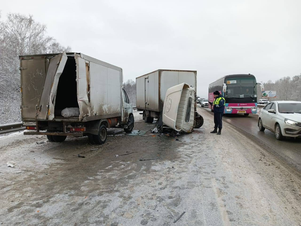 Авария с участием трех машин и пешехода произошла в Белоярском районе  По предварительным данным, водитель ГАЗели не справился с управлением и врезался в металлическое ограждение. Через некоторое время время в машину врезалась легковушка. Водители вышли и автомобилей и в этот момент стоящую легковую машину и водителя ГАЗели врезался грузовик. Пострадавший госпитализирован.    ГИБДД