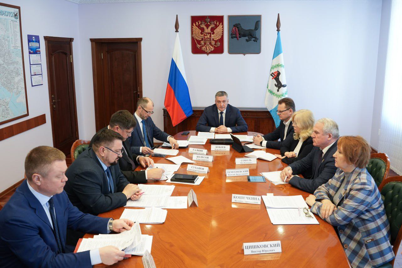 Развитие жилищно коммунального хозяйства Иркутской области обсудили на совещании под председательством заместителя Министра строительства и жилищно коммунального хозяйства Российской Федерации Алексея Васильевича Ересько Главными темами стали реализация федеральных проектов Модернизация коммунальной инфраструктуры и Формирования комфортной городской среды национального проекта Инфраструктура для жизни замене лифтов на территории Иркутской области прохождение в регионе отопительного периода ликвидация последствий коммунальной аварии в Бодайбо В 2025 году благодаря федеральному проекту модернизации коммунальной инфраструктуры качество водоснабжения улучшилось в Усть Ордынском где прошел капремонт магистрального водовода и в Пивоварихе где проложили новые сети В 2026 году работа продолжается В реализации 5 проектов Строительство системы водоснабжения в Оёке водовода в Усть Ордынском капремонт магистрального водовода в Саянске В этом году начнём капремонт участка напорного канализационного коллектора от реки Оки до очистных сооружений в Саянске проведём капремонт магистрального водопровода от насосной станции 2 до деревни Чемодариха и водопровода от деревни Чемодариха до посёлка Штольня в Черемхово Всего с 2019 года в регионе построено и реконструировано 24 объекта питьевого водоснабжения Обсудили актуальное положение дел в Бодайбо Тепло в дома и соцучреждения подано в полном объеме Сейчас специалисты подключают объекты к холодному водоснабжению и восстанавливают канализацию Особый контроль за прохождением отопительного периода в Ангарске после декабрьской аварии на ТЭЦ 9 ООО Байкальская энергетическая компания и в Байкальске где наряду с обеспечением бесперебойной работы действующей ТЭЦ идет плановый перевод города на электроотопление Благодарен Министерству строительства и жилищно коммунального хозяйства Российской Федерации за внимание к вопросам развития жилищно коммунального хозяйства Иркутской области и содействие которое оказывается нашему региону Видео в моём канале в МАХ