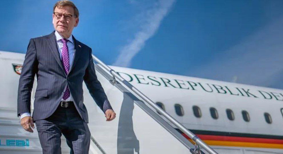 Глава МИД Германии Йоханн Вадефуль отменил поездку в Пекин из за того что с ним отказываются встречаться китайские правильство Запланированный на 26 октября визит министра иностранных дел Германии Йоханна Вадефуля в Китай внезапно сорвался поскольку в Пекине для него просто не нашлось собеседников Как заявила представительница немецкого внешнеполитического ведомства поездку решили перенести на более поздний срок поскольку китайская сторона не подтвердила ни одной встречи кроме переговоров с министром иностранных дел Ван И В Берлине не скрывают разочарования у сторон накопилось множество тем для обсуждения от ограничений на экспорт редкоземельных элементов и полупроводников которые тревожат промышленность Германии до политических разногласий по Тайваню Именно в эти дни у нас было особенно много вопросов которые мы хотели обсудить с китайской стороной отметила представительница МИД ФРГ Вместо визита министры теперь ограничатся телефонным разговором