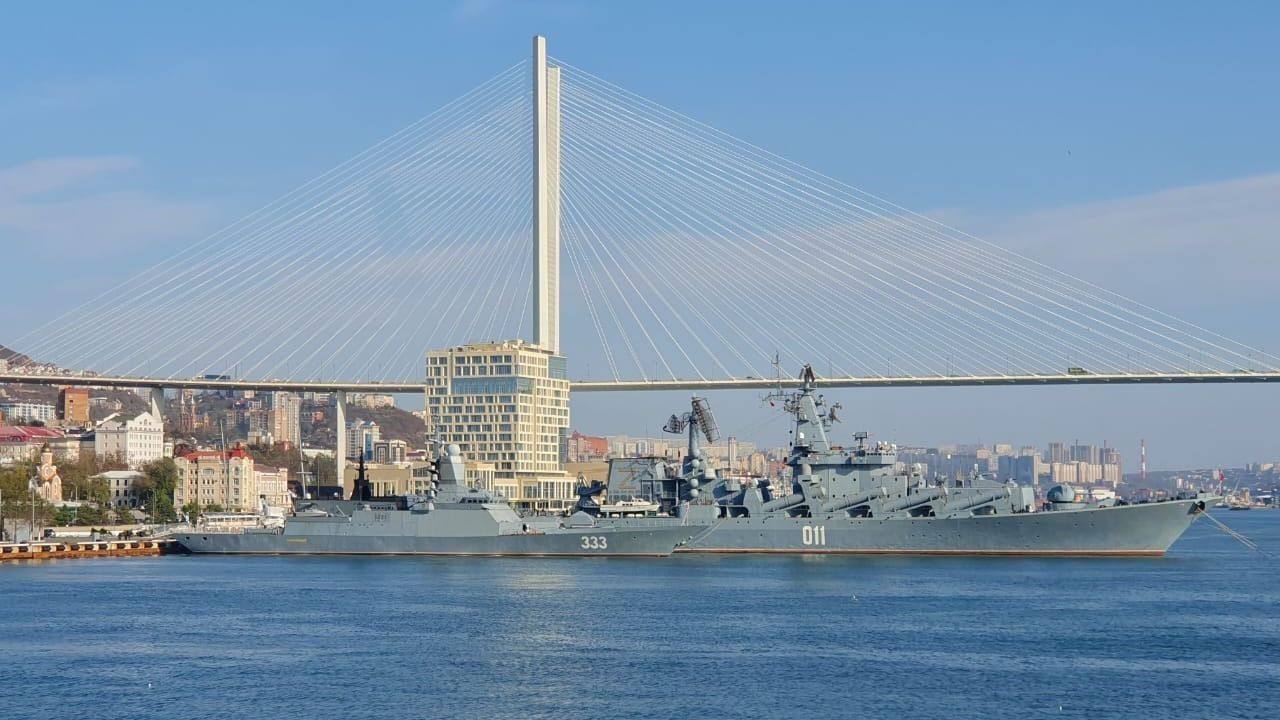 В Приморье завершено расследование дела о гибели студента на судне Завершено расследование уголовного дела по факту гибели студента колледжа на рыболовецком судне. По данным следствия, во время практики парень погиб из-за серьезных нарушений техники безопасности: экипаж оказался недостаточно квалифицирован, а необходимыми средствами индивидуальной защиты не был обеспечен. Трагедия произошла во время работ — оборвался канат, студент получил сильный удар, потерял равновесие и упал на палубу. Травмы головы оказались несовместимы с жизнью. Генеральный директор компании-судовладельца, капитан судна и старший мастер добычи обвиняются в нарушении правил охраны труда. Дело передано в суд.
