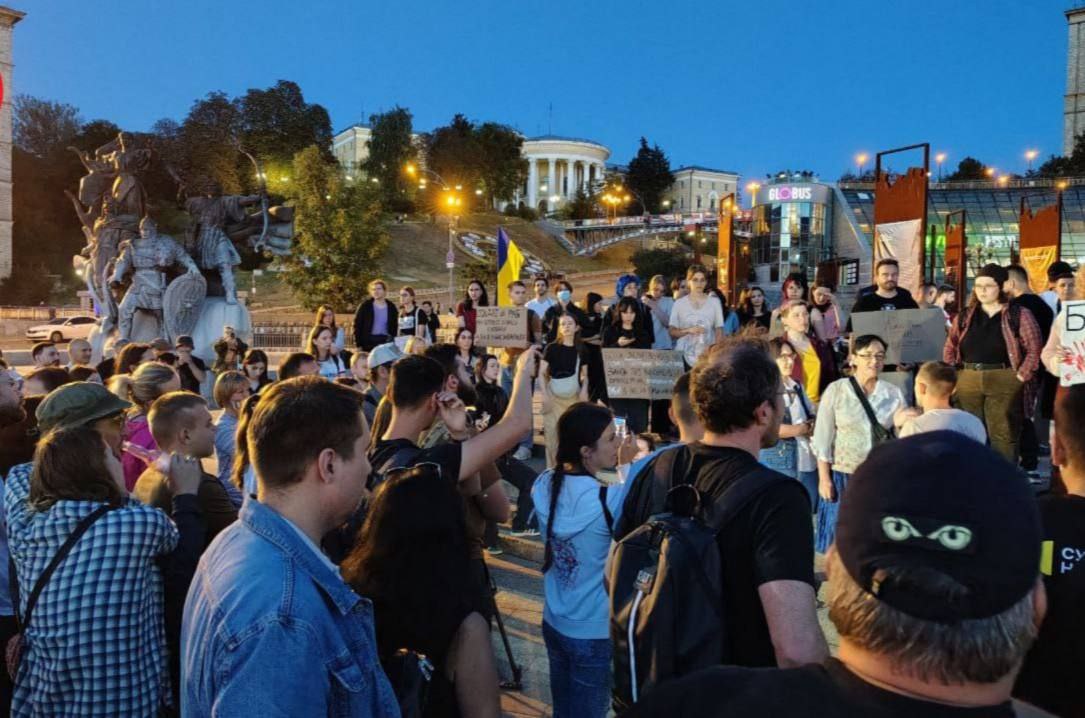 В Киеве прошёл митинг против законопроекта который ужесточает наказание для военнослужащих за неповиновение командованию и самовольное оставление части Как сообщают украинские СМИ в законопроекте предлагается ужесточить наказание до 5 10 лет лишения свободы без альтернативы