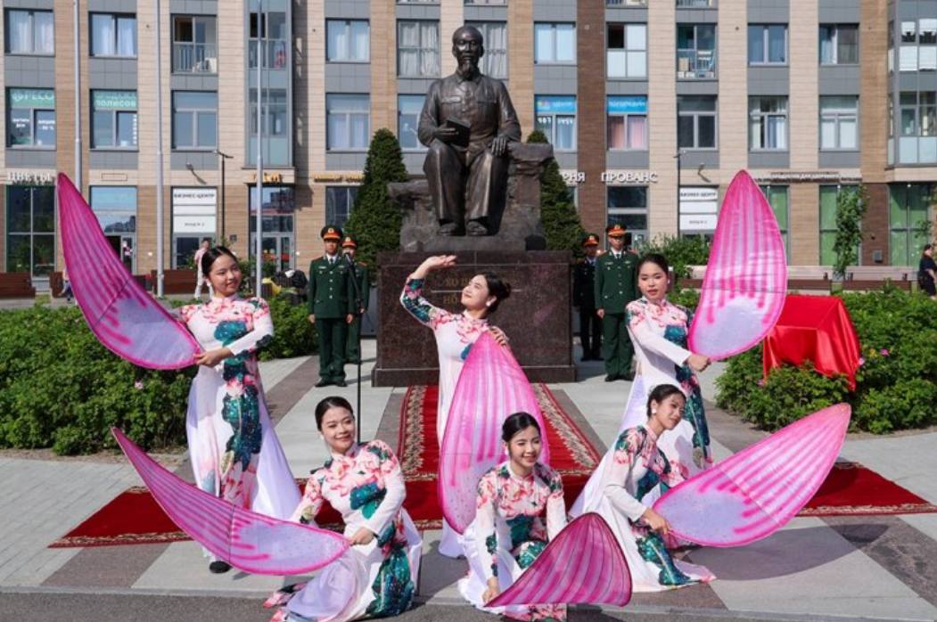 В Санкт-Петербурге появилась площадь Хошимина Она находится на пересечении улицы Хошимина и проспекта Просвещения. В церемонии открытия площади участвовали губернатор города Александр Беглов и супруга генерального секретаря ЦК Коммунистической партии Вьетнама Нго Фыонг Ли. А два года назад, в 100-летнюю годовщину приезда в Петроград будущего первого президента Вьетнама Хо Ши Мина, на площади открыли памятник. По словам посла Вьетнама Данг Минь Кхой, данный факт выражает общую готовность работать вместе над развитием всеобъемлющего стратегического партнерства и сотрудничества на основе доверия, эффективного взаимодействия и тесных контактов между народами. Губернатор Беглов отметил, что Россия была первой страной, с которой Вьетнам установил отношения стратегического партнерства, а Петербург лидирует среди регионов России по числу совместных мероприятий с республикой. В 1977 году город Хошимин стал первым вьетнамским побратимом Ленинграда. И уже в 1978 году в городе появилась улица Хошимина.