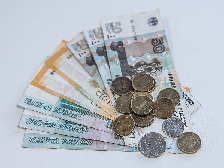 Росстат представил итоговую статистику за год рост цен на алкоголь и мясо при снижении стоимости овощей и яиц В России по итогам года зафиксированы разнонаправленные изменения цен на ключевые продукты питания Согласно данным Росстата на 15 декабря 2025 года водка подорожала на 15 1 в то время как картофель напротив подешевел на 24 2 Об этом сообщил ТАСС заместитель председателя правления ассоциации Руспродсоюз Дмитрий Леонов В числе товаров с наиболее значительным ростом цен также оказались мороженая неразделанная рыба 20 5 говядина на кости 14 1 ржаной и ржано пшеничный хлеб 13 4 и маргарин 12 8 Одновременно с этим существенно снизилась стоимость капусты 27 7 огурцов 18 9 яиц 18 8 и репчатого лука 18 По словам эксперта минимальная продовольственная корзина для россиян за год подорожала на 5 9 В среднем по стране такой набор продуктов на одного человека сейчас обходится в 7 283 2 рубля При этом отмечается значительная региональная дифференциация дороже всего продукты стоят на Чукотке 18 435 3 рубля и в Камчатском крае 12 577 1 рубля а дешевле всего в Мордовии 5 905 8 рубля и Пензенской области 6 155 4 рубля МК в Новосибирске Подписаться на канал